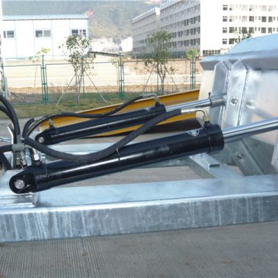 Einfach zu bedienender formschlüssiger Mechanismus. Sicherheitskette sichert den Trichter am Fahrzeughandling. Schweißnähte verhindern ein Auslaufen. Extra tiefe Gabelöffnungen. 2 "geformte Oberlippen. Hochsichtbare blaue Emaille-Oberfläche